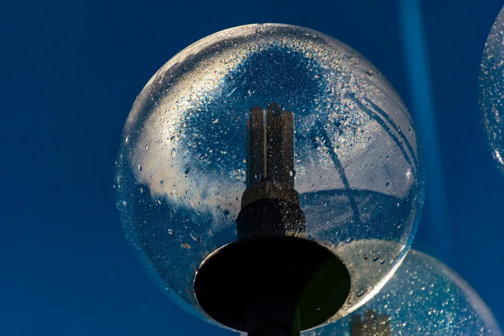 Koncept planetarnog kondenzatora i kolekcije svemirske energije